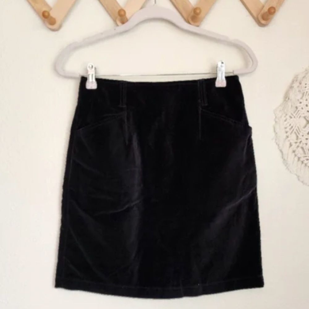 1990s Eddie Bauer Women’s Black Velvet High Waisted Skirt Print Size 10 Petite